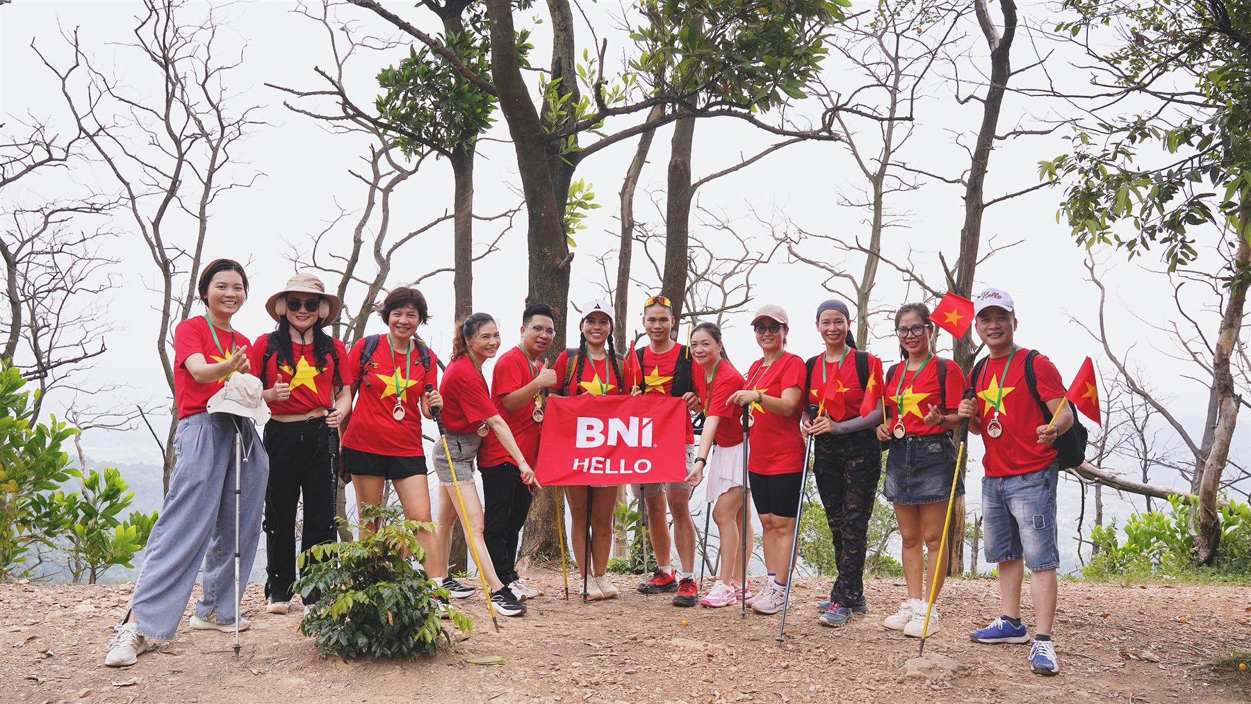Đồng phục đỏ sự kiện trekking dã ngoại tập thể BNI